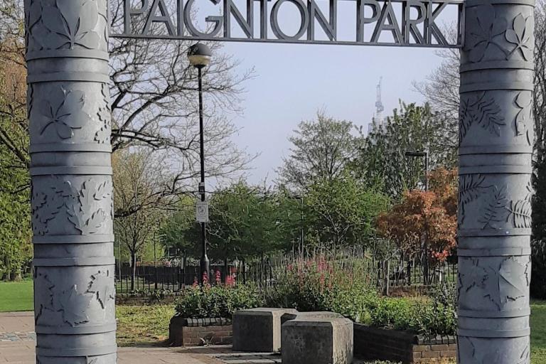 Paignton Park entrance arch showing different leaves on the pillars.